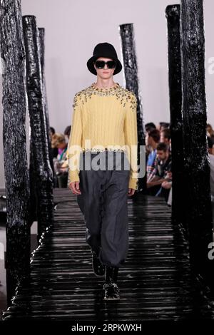 200119 -- PARIS, 19. Januar 2020 Xinhua -- Ein Modell präsentiert Kreationen von Loewe Mens Herbst/Winter 2020/2021 Ready-to-Wear Kollektionen während der Paris Fashion Week in Paris, Frankreich, 18. Januar 2020. Foto von Piero Biasion/Xinhua FRANCE-PARIS-FASHION WEEK-LOEWE PUBLICATIONxNOTxINxCHN Stockfoto