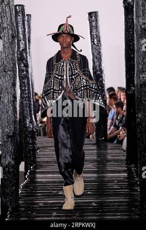 200119 -- PARIS, 19. Januar 2020 Xinhua -- Ein Modell präsentiert Kreationen von Loewe Mens Herbst/Winter 2020/2021 Ready-to-Wear Kollektionen während der Paris Fashion Week in Paris, Frankreich, 18. Januar 2020. Foto von Piero Biasion/Xinhua FRANCE-PARIS-FASHION WEEK-LOEWE PUBLICATIONxNOTxINxCHN Stockfoto