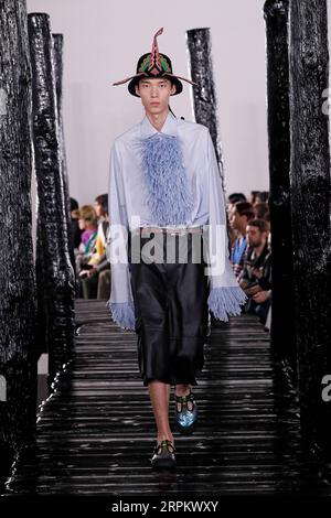 200119 -- PARIS, 19. Januar 2020 Xinhua -- Ein Modell präsentiert Kreationen von Loewe Mens Herbst/Winter 2020/2021 Ready-to-Wear Kollektionen während der Paris Fashion Week in Paris, Frankreich, 18. Januar 2020. Foto von Piero Biasion/Xinhua FRANCE-PARIS-FASHION WEEK-LOEWE PUBLICATIONxNOTxINxCHN Stockfoto