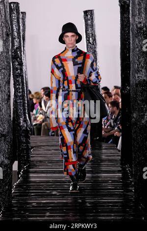 200119 -- PARIS, 19. Januar 2020 Xinhua -- Ein Modell präsentiert Kreationen von Loewe Mens Herbst/Winter 2020/2021 Ready-to-Wear Kollektionen während der Paris Fashion Week in Paris, Frankreich, 18. Januar 2020. Foto von Piero Biasion/Xinhua FRANCE-PARIS-FASHION WEEK-LOEWE PUBLICATIONxNOTxINxCHN Stockfoto