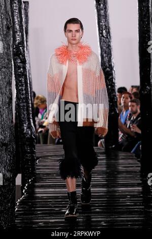 200119 -- PARIS, 19. Januar 2020 Xinhua -- Ein Modell präsentiert Kreationen von Loewe Mens Herbst/Winter 2020/2021 Ready-to-Wear Kollektionen während der Paris Fashion Week in Paris, Frankreich, 18. Januar 2020. Foto von Piero Biasion/Xinhua FRANCE-PARIS-FASHION WEEK-LOEWE PUBLICATIONxNOTxINxCHN Stockfoto