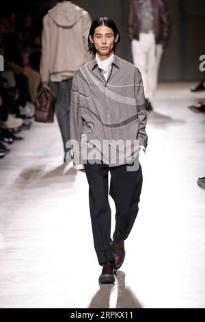 200119 -- PARIS, 19. Januar 2020 Xinhua -- Ein Modell präsentiert Kreationen von Hermes Mens Herbst/Winter 2020/2021 Ready-to-wear-Kollektionen während der Paris Fashion Week in Paris, Frankreich, 18. Januar 2020. Foto von Piero Biasion/Xinhua FRANCE-PARIS-FASHION WEEK-HERMES PUBLICATIONxNOTxINxCHN Stockfoto