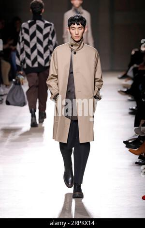 200119 -- PARIS, 19. Januar 2020 Xinhua -- Ein Modell präsentiert Kreationen von Hermes Mens Herbst/Winter 2020/2021 Ready-to-wear-Kollektionen während der Paris Fashion Week in Paris, Frankreich, 18. Januar 2020. Foto von Piero Biasion/Xinhua FRANCE-PARIS-FASHION WEEK-HERMES PUBLICATIONxNOTxINxCHN Stockfoto