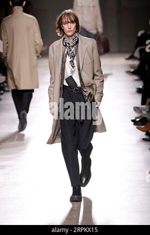 200119 -- PARIS, 19. Januar 2020 Xinhua -- Ein Modell präsentiert Kreationen von Hermes Mens Herbst/Winter 2020/2021 Ready-to-wear-Kollektionen während der Paris Fashion Week in Paris, Frankreich, 18. Januar 2020. Foto von Piero Biasion/Xinhua FRANCE-PARIS-FASHION WEEK-HERMES PUBLICATIONxNOTxINxCHN Stockfoto