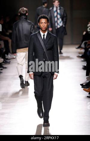 200119 -- PARIS, 19. Januar 2020 Xinhua -- Ein Modell präsentiert Kreationen von Hermes Mens Herbst/Winter 2020/2021 Ready-to-wear-Kollektionen während der Paris Fashion Week in Paris, Frankreich, 18. Januar 2020. Foto von Piero Biasion/Xinhua FRANCE-PARIS-FASHION WEEK-HERMES PUBLICATIONxNOTxINxCHN Stockfoto