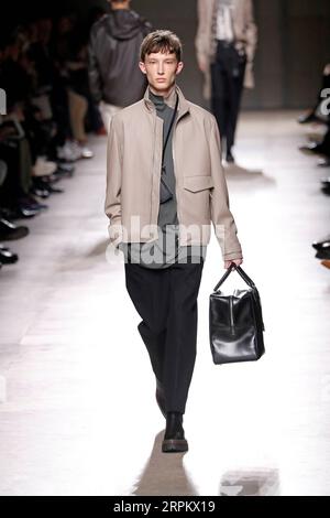 200119 -- PARIS, 19. Januar 2020 Xinhua -- Ein Modell präsentiert Kreationen von Hermes Mens Herbst/Winter 2020/2021 Ready-to-wear-Kollektionen während der Paris Fashion Week in Paris, Frankreich, 18. Januar 2020. Foto von Piero Biasion/Xinhua FRANCE-PARIS-FASHION WEEK-HERMES PUBLICATIONxNOTxINxCHN Stockfoto