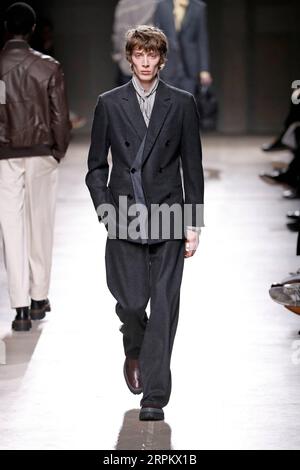 200119 -- PARIS, 19. Januar 2020 Xinhua -- Ein Modell präsentiert Kreationen von Hermes Mens Herbst/Winter 2020/2021 Ready-to-wear-Kollektionen während der Paris Fashion Week in Paris, Frankreich, 18. Januar 2020. Foto von Piero Biasion/Xinhua FRANCE-PARIS-FASHION WEEK-HERMES PUBLICATIONxNOTxINxCHN Stockfoto