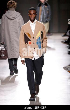 200119 -- PARIS, 19. Januar 2020 Xinhua -- Ein Modell präsentiert Kreationen von Hermes Mens Herbst/Winter 2020/2021 Ready-to-wear-Kollektionen während der Paris Fashion Week in Paris, Frankreich, 18. Januar 2020. Foto von Piero Biasion/Xinhua FRANCE-PARIS-FASHION WEEK-HERMES PUBLICATIONxNOTxINxCHN Stockfoto