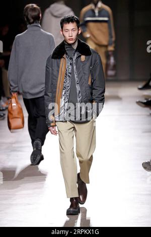 200119 -- PARIS, 19. Januar 2020 Xinhua -- Ein Modell präsentiert Kreationen von Hermes Mens Herbst/Winter 2020/2021 Ready-to-wear-Kollektionen während der Paris Fashion Week in Paris, Frankreich, 18. Januar 2020. Foto von Piero Biasion/Xinhua FRANCE-PARIS-FASHION WEEK-HERMES PUBLICATIONxNOTxINxCHN Stockfoto
