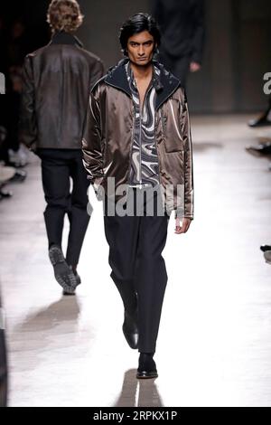 200119 -- PARIS, 19. Januar 2020 Xinhua -- Ein Modell präsentiert Kreationen von Hermes Mens Herbst/Winter 2020/2021 Ready-to-wear-Kollektionen während der Paris Fashion Week in Paris, Frankreich, 18. Januar 2020. Foto von Piero Biasion/Xinhua FRANCE-PARIS-FASHION WEEK-HERMES PUBLICATIONxNOTxINxCHN Stockfoto