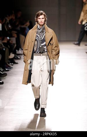 200119 -- PARIS, 19. Januar 2020 Xinhua -- Ein Modell präsentiert Kreationen von Hermes Mens Herbst/Winter 2020/2021 Ready-to-wear-Kollektionen während der Paris Fashion Week in Paris, Frankreich, 18. Januar 2020. Foto von Piero Biasion/Xinhua FRANCE-PARIS-FASHION WEEK-HERMES PUBLICATIONxNOTxINxCHN Stockfoto