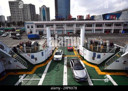 200119 -- HAIKOU, 19. Januar 2020 -- Fahrzeuge steigen an Bord eines Ro-Ro-Schiffes im Xiuying Hafen in Haikou, Hauptstadt der südchinesischen Provinz Hainan, 19. Januar 2020. Die Straße von Qiongzhou war Zeuge eines Reisereims, als sich das Frühlingsfest näherte. CHINA-HAIKOU-PORT-SPRING FESTIVAL-TRAVEL RUSH CN GUOXCHENG PUBLICATIONXNOTXINXCHN Stockfoto