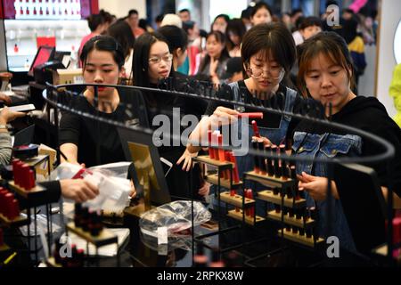 200119 -- HAIKOU, 19. Januar 2020 -- Kunden kaufen in einem Duty-Free-Shop in Haikou, Hauptstadt der südchinesischen Provinz Hainan, 19. Januar 2020. Die Duty-Free-Geschäfte vor der Küste der chinesischen Inselprovinz Hainan haben 2019 13,61 Milliarden Yuan an Umsatz in Höhe von 1,97 Milliarden US-Dollar erzielt, was einem Anstieg von 35 Prozent gegenüber dem Vorjahr entspricht, sagten die lokalen Behörden am Mittwoch. Daten des Finanzministeriums der Provinz zeigten, dass die Duty-free-Geschäfte von Hainan rund 3,84 Millionen Käufe verzeichneten, was einem Anstieg von 34 Prozent gegenüber dem Vorjahr entspricht. CHINA-HAINAN-DUTY-FREE-VERKÄUFE GuoxCheng PUBLICATIONxNOTxINxCHN Stockfoto