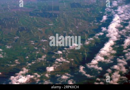 200120 -- PEKING, 20. Januar 2020 -- Foto aufgenommen am 18. Januar 2020 von einem Flugzeug der Alaska Airlines zeigt die Landschaft eines Windkraftwerks. XINHUA FOTOS DES TAGES WuxXiaoling PUBLICATIONxNOTxINxCHN Stockfoto