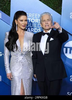 200120 -- LOS ANGELES, 20. Januar 2020 -- Schauspieler Michael Douglas und Schauspielerin Catherine Zeta-Jones nehmen am 19. Januar 2020 an den 26th Annual Screen Actors Guild sag Awards im Shrine Auditorium in Los Angeles Teil. U.S.-LOS ANGELES-SAG AWARDS-PROMINENTE LIXYING PUBLICATIONXNOTXINXCHN Stockfoto