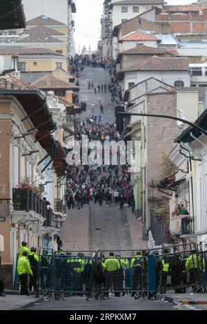 200120 -- MEXIKO-STADT, 20. Januar 2020 -- Demonstranten stellen sich der Polizei in Quito, Ecuador, am 9. Oktober 2019. ZU XINHUA-SCHLAGZEILEN VON JAN. 20, 2020. STR/Xinhua LATIN AMERICA-2020 PERSPEKTIVEN-POLITIK UND WIRTSCHAFT Stringer PUBLICATIONxNOTxINxCHN Stockfoto