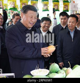 200120 -- KUNMING, 20. Januar 2020 -- der chinesische Präsident Xi Jinping, ebenfalls Generalsekretär des Zentralkomitees der Kommunistischen Partei Chinas und Vorsitzender der Zentralen Militärkommission, besucht das internationale Kongress- und Ausstellungszentrum Kunming in der südwestchinesischen Provinz Yunnan, 20. Januar 2020. XI besuchte das Zentrum, um vor dem Frühlingsfest oder dem chinesischen Neujahr mehr über die Versorgung mit Bedarfsartikeln und den Verkauf von in- und ausländischen Rohstoffen zu erfahren. XI unterhielt sich herzlich mit der Menge und richtete seine chinesischen Neujahrsgrüße an Menschen aller ethnischen Gruppen im Land. Stockfoto