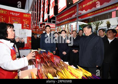 200120 -- KUNMING, 20. Januar 2020 -- der chinesische Präsident Xi Jinping, ebenfalls Generalsekretär des Zentralkomitees der Kommunistischen Partei Chinas und Vorsitzender der Zentralen Militärkommission, besucht das internationale Kongress- und Ausstellungszentrum Kunming in der südwestchinesischen Provinz Yunnan, 20. Januar 2020. XI besuchte das Zentrum, um vor dem Frühlingsfest oder dem chinesischen Neujahr mehr über die Versorgung mit Bedarfsartikeln und den Verkauf von in- und ausländischen Rohstoffen zu erfahren. XI unterhielt sich herzlich mit der Menge und richtete seine chinesischen Neujahrsgrüße an Menschen aller ethnischen Gruppen im Land. Stockfoto