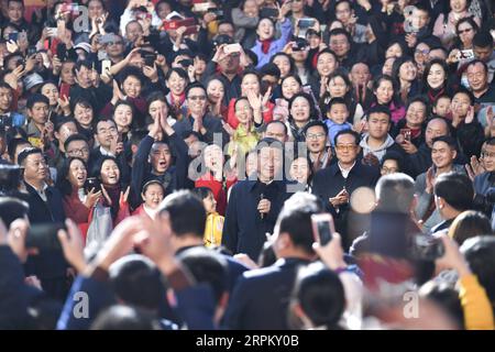 200120 -- KUNMING, 20. Januar 2020 -- der chinesische Präsident Xi Jinping, ebenfalls Generalsekretär des Zentralkomitees der Kommunistischen Partei Chinas und Vorsitzender der Zentralen Militärkommission, besucht das internationale Kongress- und Ausstellungszentrum Kunming in der südwestchinesischen Provinz Yunnan, 20. Januar 2020. XI besuchte das Zentrum, um vor dem Frühlingsfest oder dem chinesischen Neujahr mehr über die Versorgung mit Bedarfsartikeln und den Verkauf von in- und ausländischen Rohstoffen zu erfahren. XI unterhielt sich herzlich mit der Menge und richtete seine chinesischen Neujahrsgrüße an Menschen aller ethnischen Gruppen im Land. Stockfoto