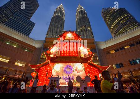 200121 -- KUALA LUMPUR, 21. Januar 2020 Xinhua -- Foto aufgenommen am 21. Januar 2020 zeigt Dekorationen für das bevorstehende chinesische Mondneujahr vor den Petronas Twin Towers in Kuala Lumpur, Malaysia. Foto von Chong Voon Chung/Xinhua MALAYSIA-KUALA LUMPUR-CHINESISCHE NEUJAHRSDEKORATION PUBLICATIONxNOTxINxCHN Stockfoto