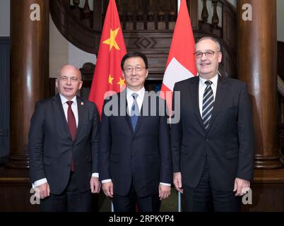 200121 -- DAVOS, 21. Januar 2020 -- der chinesische Vize-Ministerpräsident Han Zheng, ebenfalls Mitglied des Ständigen Ausschusses des Politischen Büros des Zentralkomitees der Kommunistischen Partei Chinas, hält am 20. Januar 2020 Gespräche mit Guy Parmelin, dem Vizepräsidenten der Schweizerischen Eidgenossenschaft. Auf Einladung von Guy Parmelin besuchte Han Zheng die Schweiz von Montag bis Dienstag. SCHWEIZ-CHINA-HAN ZHENG-VISIT DingxHaitao PUBLICATIONxNOTxINxCHN Stockfoto