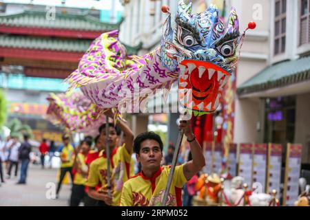 200122 -- MANILA, 22. Januar 2020 -- Drachentänzer treten während einer Feier auf, um das bevorstehende chinesische Mondneujahr in der Chinatown in Manila, Philippinen, am 22. Januar 2020 zu begrüßen. Das chinesische Mondjahr der Ratte beginnt am 25. Januar 2020. PHILIPPINEN-MANILA-CHINESISCHE LUNAR NEUJAHRSFEIERN ROUELLEXUMALI PUBLICATIONXNOTXINXCHN Stockfoto