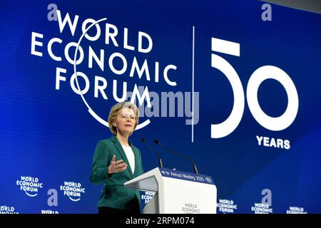 Bilder des Jahres 2020, News 01 Januar News Themen der Woche KW04 News Bilder des Tages 200122 -- DAVOS, 22. Januar 2020 -- die Präsidentin der Europäischen Kommission Ursula von der Leyen spricht auf der WEF-Jahrestagung in Davos, Schweiz, am 22. Januar 2020. SCHWEIZ-DAVOS-WEF JAHRESTAGUNG-URSULA VON DER LEYEN GUOXCHEN PUBLICATIONXNOTXINXCHN Stockfoto