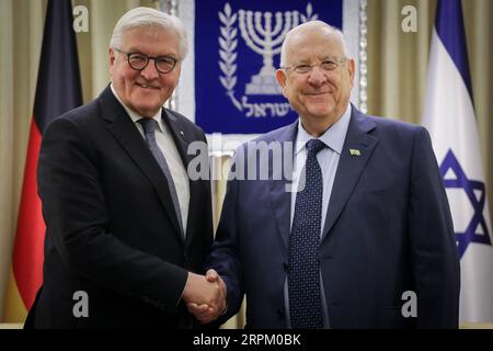 News Bilder des Tages 200122 -- JERUSALEM, 22. Januar 2020 -- der israelische Präsident Reuven Rivlin R trifft sich am 22. Januar 2020 in Jerusalem mit dem deutschen Präsidenten Frank-Walter Steinmeier. Steinmeier kam am Mittwochmittag zum Ben Gurion Airport vor Tel Aviv. Hadas Parush/JINI via Xinhua MIDEAST-JERUSALEM-STEINMEIER-RIVLIN-MEETING ShangxHao PUBLICATIONxNOTxINxCHN Stockfoto