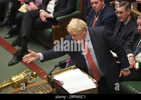 Nachrichten Themen der Woche KW04 Nachrichten Bilder des Tages 200122 -- LONDON, 22. Januar 2020 Xinhua -- der britische Premierminister Boris Johnson Front spricht während der Fragen des Premierministers im britischen Unterhaus am 22. Januar 2020. Das britische Brexit-Austrittsgesetz wurde am Mittwochabend nach historischen Abstimmungen in den Parlamentsgebäuden endgültig verabschiedet und ebnete Großbritannien den Weg, die EU der Europäischen Union zu verlassen. Jessica Taylor/UK Parliament/Handout via Xinhua HOC OBLIGATORISCHER KREDIT: UK Parliament/Jessica Taylor BRITAIN-LONDON-BREXIT BILL PUBLICATIONXNOTXINXCHN Stockfoto