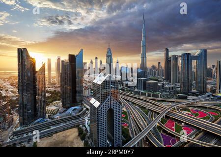Fantastischer Blick auf Dubais moderne Architektur bei Nacht mit beleuchteten Wolkenkratzern, VAE Stockfoto