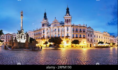 Panorama des Stadtplatzes in Pardubice bei Nacht, Tschechische Republik Stockfoto