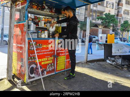 200126 -- GAZA, 26. Januar 2020 Xinhua -- Muhanad al-Aswad arbeitet an einem kleinen Stand, wo er am 19. Januar 2020 in Gaza-Stadt Tee, Kaffee, Nescafe und Zigaretten verkauft. ZUM Beitrag: Palästinenser, die in Anti-Israel-Protesten verletzt wurden, kämpfen um die Wiederherstellung eines normalen Lebens Foto: Rizek Abdeljawad/Xinhua MIDEAST-GAZA-VERLETZTE-DEMONSTRANTEN PUBLICATIONxNOTxINxCHN Stockfoto