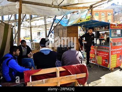 200126 -- GAZA, 26. Januar 2020 Xinhua -- Muhanad al-Aswad 1st R arbeitet an einem kleinen Stand, wo er am 19. Januar 2020 in Gaza City Tee, Kaffee, Nescafe und Zigaretten verkauft. ZUM Beitrag: Palästinenser, die in Anti-Israel-Protesten verletzt wurden, kämpfen um die Wiederherstellung eines normalen Lebens Foto: Rizek Abdeljawad/Xinhua MIDEAST-GAZA-VERLETZTE-DEMONSTRANTEN PUBLICATIONxNOTxINxCHN Stockfoto