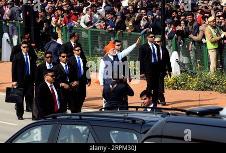 200126 -- NEU DELHI, 26. Januar 2020 -- der indische Premierminister Narendra Modi C winkt der Menge am Ende der Parade am 26. Januar 2020 in Neu-Delhi, Indien. Die indische Regierung feierte am Sonntag den 71. Tag der Republik unter strengen und angemessenen Sicherheitsmaßnahmen. Foto von /Xinhua INDIA-NEW DELHI-REPUBLIC DAY-PARADE ParthaxSarkar PUBLICATIONxNOTxINxCHN Stockfoto