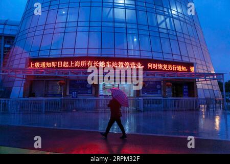 200126 -- SHANGHAI, 26. Januar 2020 -- Ein LED-Bildschirm zeigt die Ankündigung der Einstellung des Fernbusverkehrs an einer Fernbusstation im ostchinesischen Shanghai am 26. Januar 2020. Um die Ausbreitung des neuartigen Coronavirus einzudämmen, werden alle Fernbusse in Shanghai ab Januar 26 ausgesetzt, so die lokalen Behörden. CHINA-SHANGHAI-BUS-SUSPENSION CN WangxXiang PUBLICATIONxNOTxINxCHN Stockfoto