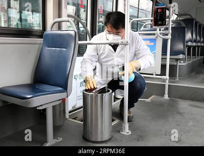 200127 -- PEKING, 27. Januar 2020 -- Ein Mitarbeiter desinfiziert einen Bus an einer Bushaltestelle in Peking, Hauptstadt von China, 27. Januar 2020. Die Beijing Public Transport Corporation hat Maßnahmen wie die Desinfektion von Bussen, die Messung der Temperaturen der Mitarbeiter und die Sicherstellung der Mitarbeiter, die mit Gesichtsmasken arbeiten, ergriffen, um die Ausbreitung des neuartigen Coronavirus zu verhindern. CHINA-PEKING-CORONAVIRUS-PUBLIC TRANSPORT-PREVENTION CN RENXCHAO PUBLICATIONXNOTXINXCHN Stockfoto