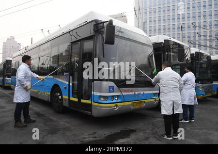 200127 -- PEKING, 27. Januar 2020 -- Mitarbeiter desinfizieren einen Bus an einer Bushaltestelle in Peking, Hauptstadt von China, 27. Januar 2020. Die Beijing Public Transport Corporation hat Maßnahmen wie die Desinfektion von Bussen, die Messung der Temperaturen der Mitarbeiter und die Sicherstellung der Mitarbeiter, die mit Gesichtsmasken arbeiten, ergriffen, um die Ausbreitung des neuartigen Coronavirus zu verhindern. CHINA-PEKING-CORONAVIRUS-PUBLIC TRANSPORT-PREVENTION CN RENXCHAO PUBLICATIONXNOTXINXCHN Stockfoto