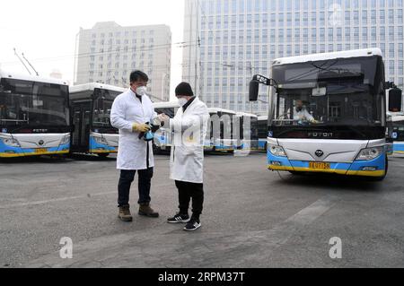 200127 -- PEKING, 27. Januar 2020 -- Mitarbeiter zeichnen das Desinfektionslog an einer Bushaltestelle in Peking, Hauptstadt Chinas, am 27. Januar 2020 auf. Die Beijing Public Transport Corporation hat Maßnahmen wie die Desinfektion von Bussen, die Messung der Temperaturen der Mitarbeiter und die Sicherstellung der Mitarbeiter, die mit Gesichtsmasken arbeiten, ergriffen, um die Ausbreitung des neuartigen Coronavirus zu verhindern. CHINA-PEKING-CORONAVIRUS-PUBLIC TRANSPORT-PREVENTION CN RENXCHAO PUBLICATIONXNOTXINXCHN Stockfoto