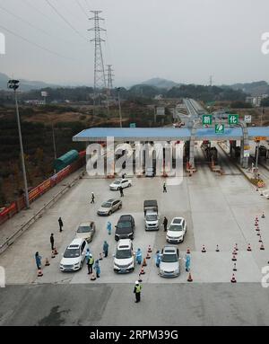 200127 -- XINHUA, 27. Januar 2020 -- Luftaufnahme vom 27. Januar 2020 zeigt den Kontrollpunkt für die Körpertemperatur an der Xinhua-Ausfahrt des Louhuai Expressway im Xinhua County, Provinz Hunan in Zentralchina, 27. Januar 2020. Um die neuartige Coronavirus-Infektion zu verhindern und zu kontrollieren, organisierte Xinhua kürzlich medizinische Abteilungen, Transportdienste, öffentliche Sicherheit und andere Abteilungen, um die Körpertemperatur von Fahrern und Passagieren, die Xinhua betreten, zu überprüfen und die Informationen von Fahrzeugen aus anderen Orten aufzuzeichnen. Foto von /Xinhua CHINA-HUNAN-XINHUA-EXPRESSWAY-TEMPERATURKONTROLLE CN ChenxZhenhai PUBLICATIONx Stockfoto