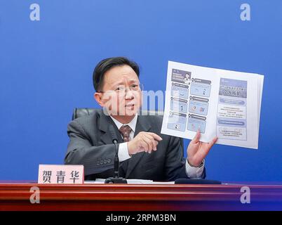 200127 -- PEKING, 27. Januar 2020 -- He Qinghua, ein Beamter der Nationalen Gesundheitskommission, zeigt auf einer Pressekonferenz in Peking, der Hauptstadt Chinas, am 27. Januar 2020, eine Broschüre über die durch das neuartige Coronavirus verursachte Lungenentzündung. Der siebentägige Frühlingsfest-Urlaub, der am 30. Januar enden sollte, wurde bis zum 2. Februar verlängert. Universitäten, Primar- und Mittelschulen und Kindergärten im ganzen Land werden die Eröffnung des Frühjahrssemesters auf weiteres verschieben, so das Generalbüro des Staatsrats. Öffentliche Orte in der Gemeinschaft, an denen sich Massen versammeln, sollten s sein Stockfoto