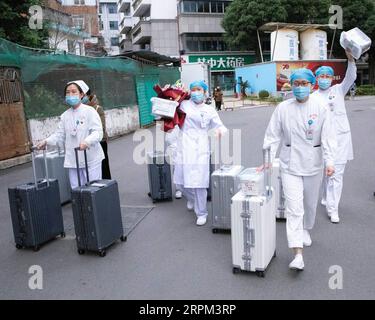 News Bilder des Tages 200128 -- NANNING, 28. Januar 2020 -- Mitglieder eines medizinischen Teams bereiten sich auf die Abreise nach Wuhan der Provinz Hubei in Nanning, Südchinas autonome Region Guangxi Zhuang, am 27. Januar 2020 vor. Ein Team aus 137 medizinischen Mitarbeitern aus Guangxi reiste am Montag nach Wuhan, um dort die neuartigen Coronavirus-Bekämpfungsmaßnahmen zu unterstützen. Liang Shun CHINA-GUANGXI-MEDICAL TEAM-AID CN YangxChi PUBLICATIONxNOTxINxCHN Stockfoto