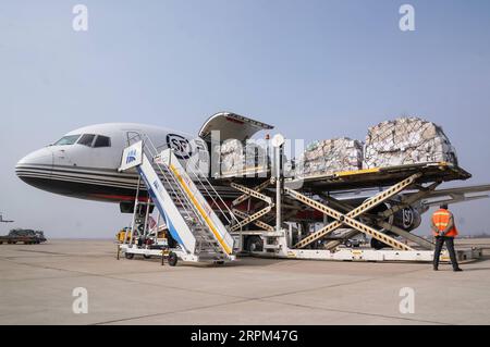 News Bilder des Tages 200128 -- WUHAN, 28. Januar 2020 -- medizinische Materialien werden aus einem Flugzeug am Wuhan Tianhe International Airport in Wuhan, Zentralchinas Provinz Hubei, 28. Januar 2020, entladen. Drei Frachtflugzeuge kamen am Dienstag am Wuhan Tianhe International Airport an und brachten über 60 Tonnen an medizinischem und schützendem Material, einschließlich Gesichtsmasken, medizinischen Kappen, Latexhandschuhen, Schutzkleidung, Desinfektionsmittel usw. CHINA-WUHAN-NEUARTIGE CORONAVIRUS-LUFT-PASSAGE CN CHENGXMIN PUBLICATIONXNOTXINXCHN Stockfoto