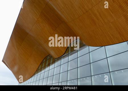 Kristiansand, Norwegen, modernes geschwungenes Holzdach in einem Gebäude am Meer. Stockfoto