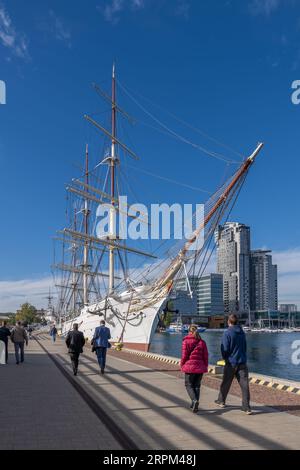 Gdynia, Polen - 8. Oktober 2022 - Menschen, die mit dem polnischen vollmontierten Segelschiff dar Pomorza (Geschenk Pommerns) von 1909 im Hafen von Gdynia spazieren. Stockfoto