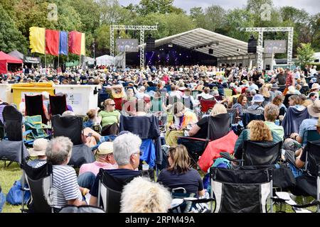 Cambridge, Großbritannien. Die Besucher des Cambridge Folk Festival 2023 werden von zahlreichen Festspielbesuchern besucht. Stockfoto