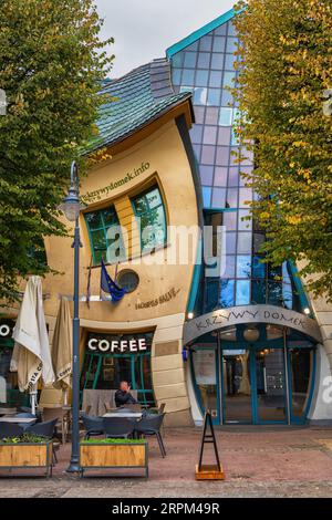 Sopot, Polen - 12. Oktober 2022 - Krzywy Domek, Twisted, Crooked House, Wahrzeichen der Stadt. Stockfoto