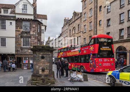 Edinburgh, Schottland, Großbritannien - 8. Mai 2023 - Hop-on-Hop-off-Bus mit roter Besichtigungstour auf der High Street in der Royal Mile im historischen Stadtzentrum. Stockfoto
