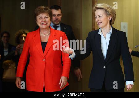 200128 -- BRÜSSEL, 28. Januar 2020 -- IWF-Geschäftsführerin Kristalina Georgieva L und Präsidentin der Europäischen Kommission Ursula von der Leyen gehen am 28. Januar 2020 am EU-Hauptsitz in Brüssel, Belgien, zur Unterzeichnung eines neuen Finanzrahmenabkommens. PARTNERSCHAFTSABKOMMEN ZWISCHEN BELGIEN, BRÜSSEL, DER EU UND DEM IWF ZHENGXHUANSONG PUBLICATIONXNOTXINXCHN Stockfoto