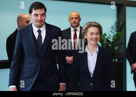 200128 -- BRÜSSEL, 28. Januar 2020 -- die Präsidentin der Europäischen Kommission, Ursula von der Leyen R, trifft sich am 28. Januar 2020 mit dem ukrainischen Premierminister Oleksiy Honcharuk am EU-Hauptsitz in Brüssel, Belgien. BELGIEN-BRÜSSEL-EU-UKRAINE-TREFFEN ZhengxHuansong PUBLICATIONxNOTxINxCHN Stockfoto