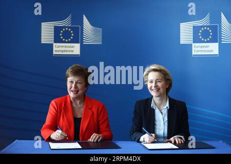 News Themen der Woche KW05 News Bilder des Tages 200128 -- BRÜSSEL, 28. Januar 2020 -- IWF-Geschäftsführerin Kristalina Georgieva L und Präsidentin der Europäischen Kommission Ursula von der Leyen unterzeichnen am 28. Januar 2020 am EU-Hauptsitz in Brüssel, Belgien, ein neues Finanzrahmenabkommen. PARTNERSCHAFTSABKOMMEN ZWISCHEN BELGIEN, BRÜSSEL, DER EU UND DEM IWF ZHENGXHUANSONG PUBLICATIONXNOTXINXCHN Stockfoto